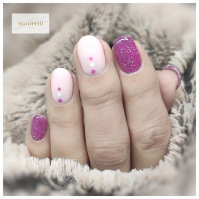 Mani z fioletami manicure hybrydowy ze zdobieniem