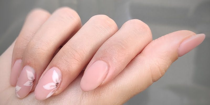 manicure hybrydowy Hybryda z ręcznym zdobieniem